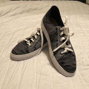 SKECHERS Women’s Memory Foam Vaso-De Moda Sneakers SZ 7